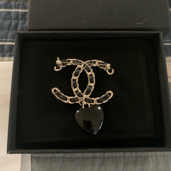 Chanel pin brand new in box - Picture 2 of 3